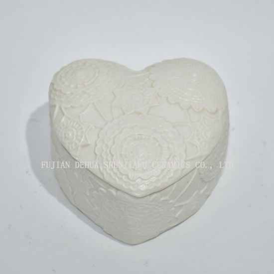 Dekorative Raised Heart Design Weiß Keramik / Kommode Top Schmuckhalter