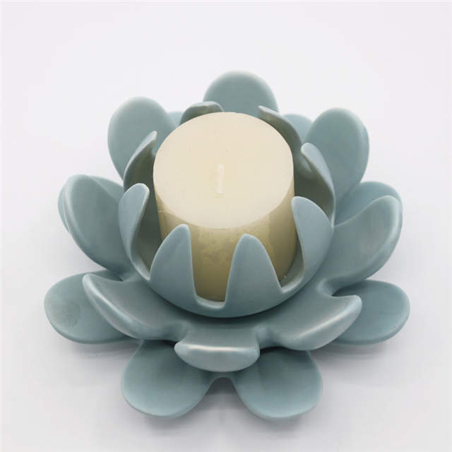 Hellgrüner Keramik Lotus Kerzenständer