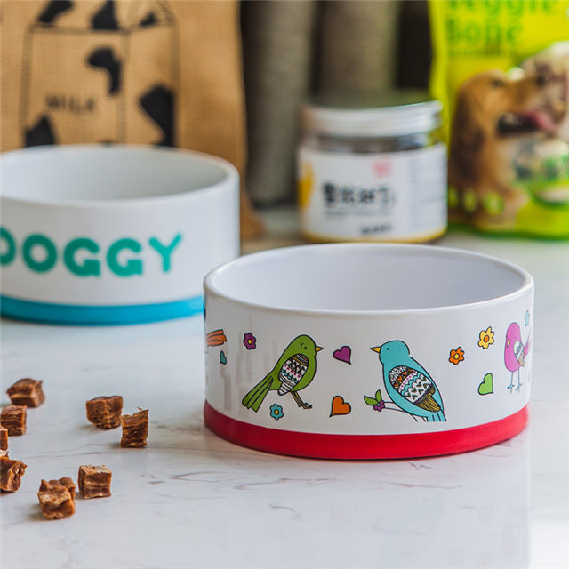 mit kreisförmig bedruckter kleiner Blume auf dem Boden der Schüssel Keramik Hundefutter Keramik Tierfutter grün Keramik Hundenapf