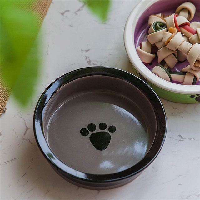 Schwarzer Kreis mit Fußabdrücken Gedrucktes kreisförmiges Keramik-Hundefutter Rosa Keramik-Tierfutter-Hundenapf