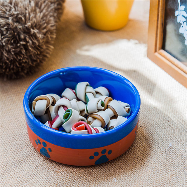 mit Hundefußabdrücken Drucken von kreisförmig bedruckten Knochen an der Schüssel Boden Keramik Hundefutter Blau und Orangekeramik Pet Feeder Pink Keramik Hundenapf