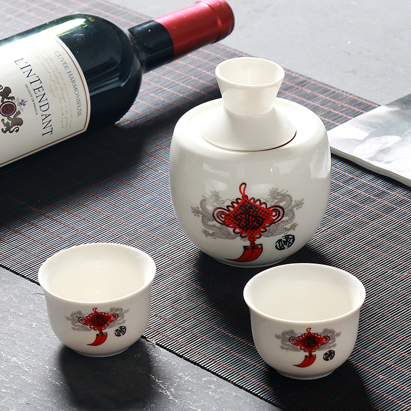 Sake-Weinsets aus Keramik mit warmem Weintopf
