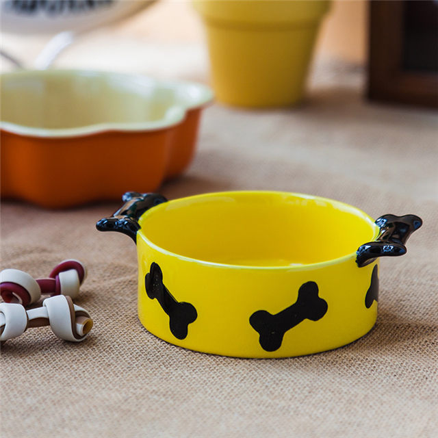 Gedruckter schwarzer Knochen mit Keramikgriff Keramik Pet Feeder Gelbe Keramik Hundenapf