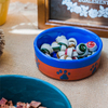 mit Hundefußabdrücken Drucken von kreisförmig bedruckten Knochen an der Schüssel Boden Keramik Hundefutter Blau und Orangekeramik Pet Feeder Pink Keramik Hundenapf