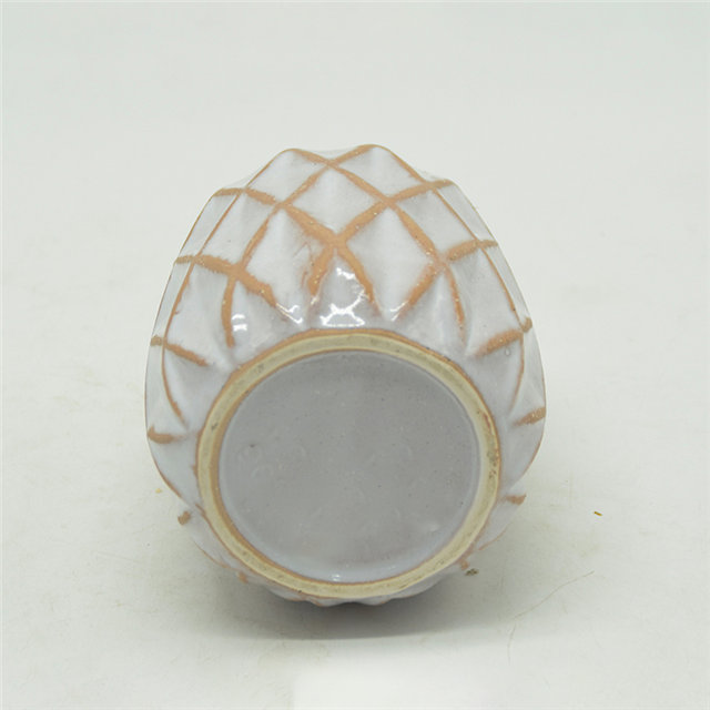 Geprägte Ananaslinien der modernen einfachen Art Metallic-Keramikkerzenbecher